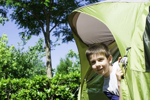 Criança espreita de uma tenda — Fotografia de Stock