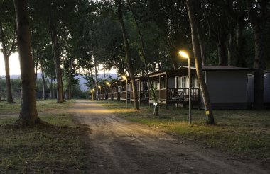 akşam kamp içinde ahşap bungalov