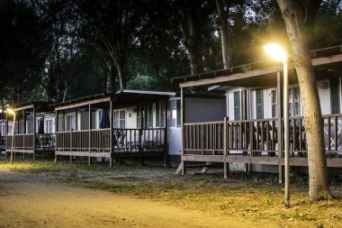 akşam kamp içinde ahşap bungalov