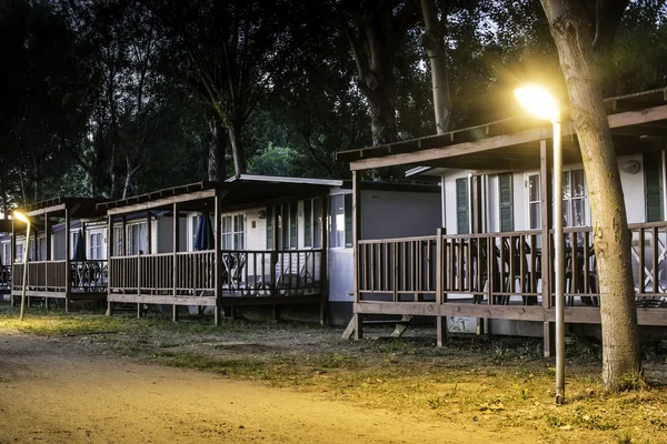 akşam kamp içinde ahşap bungalov