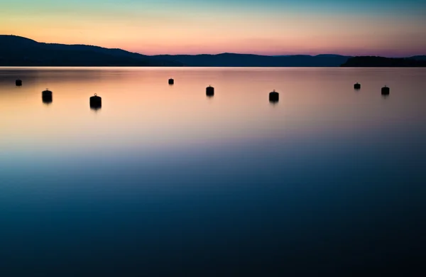 Mañana en la orilla de un lago de montaña —  Fotos de Stock