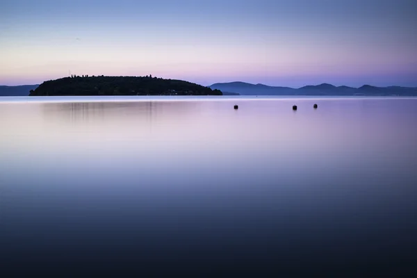 Mañana en la orilla de un lago de montaña —  Fotos de Stock