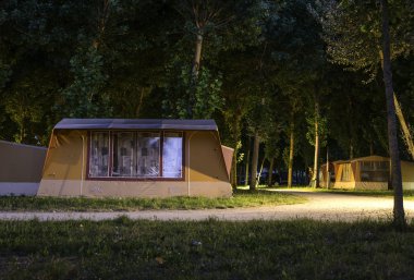 çadır kamp içinde