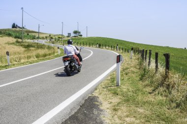 Scooter bir yolda seyahat eder.