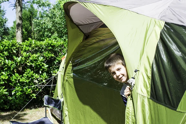 Ребенок смотрит из палатки — стоковое фото