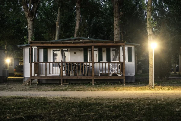 Holzbungalow auf dem Campingplatz — Stockfoto