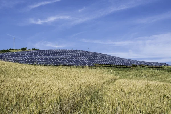 Panneaux solaires dans les zones rurales — Photo