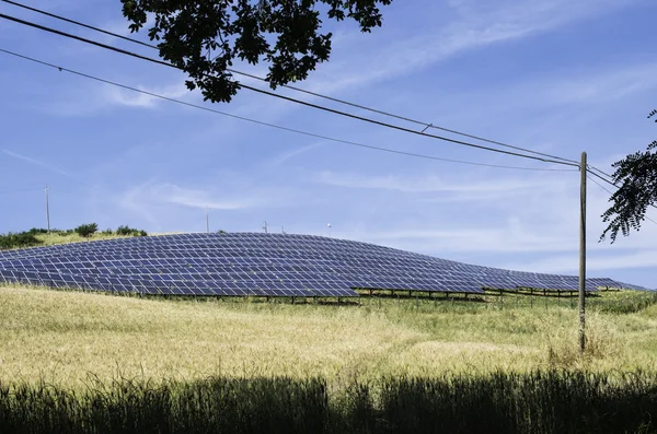 Painéis solares em rural — Fotografia de Stock