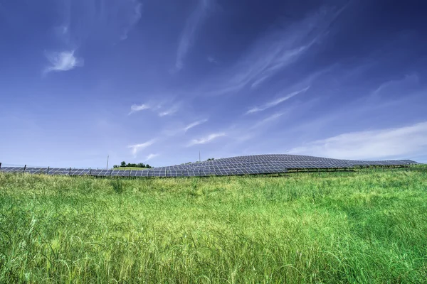 Painéis solares em rural — Fotografia de Stock