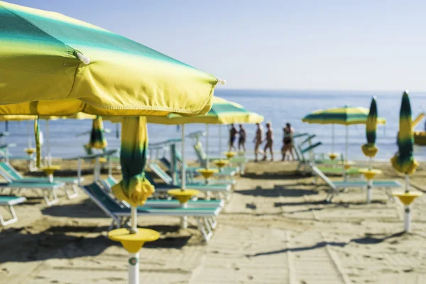 Ligbedden en parasols op het strand — Stockfoto