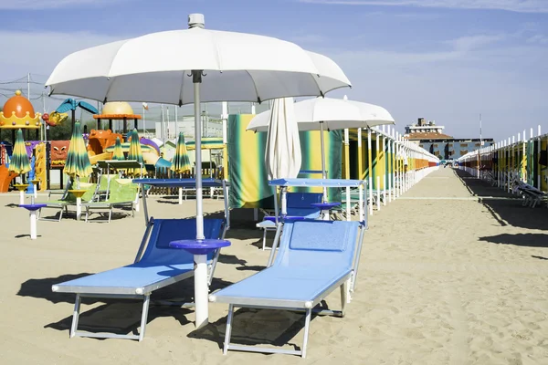 Sonnenliegen und Sonnenschirme am Strand — Stockfoto