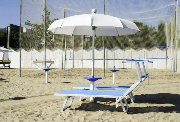 Sunbeds and umbrellas on the beach — Stock Photo, Image