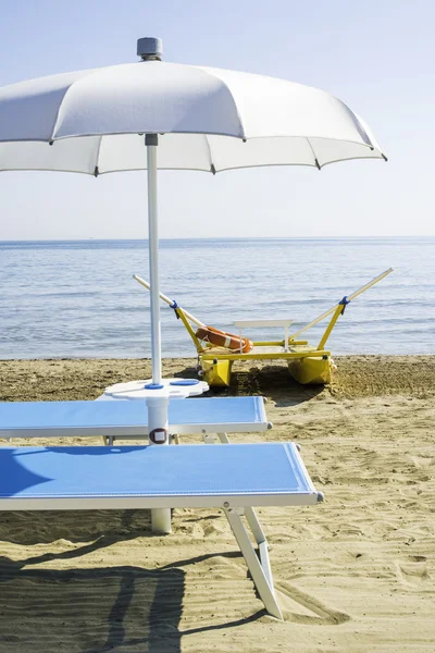 Ligbedden en parasols op het strand — Stockfoto