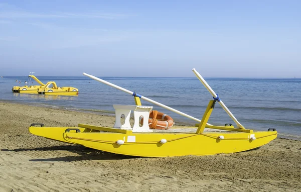Záchranný člun na pláži — Stock fotografie