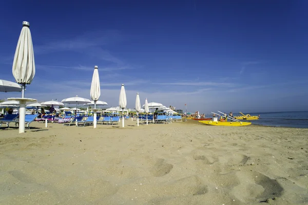 Sárga mentőcsónak a strandon. — Stock Fotó