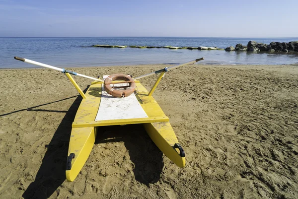 Livbåt på stranden — Stockfoto