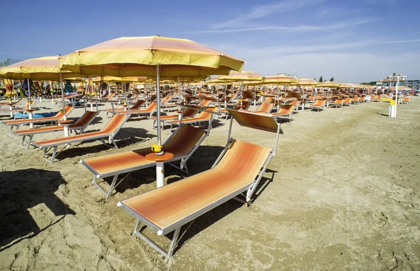 Ligbedden en parasols op het strand — Stockfoto