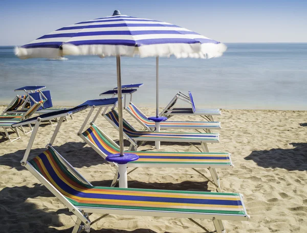 Chaises longues et parasols sur la plage — Photo