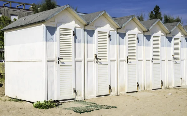 Houten hutten op het strand — Stockfoto