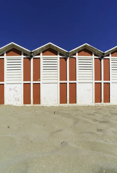 Деревянные домики на пляже — стоковое фото