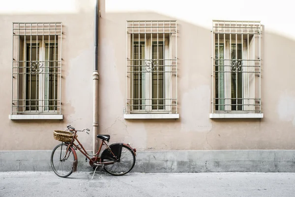 Bicicleta Italiana Velha Vermelha Luz Solar Edifícios Antigos — Fotografia de Stock