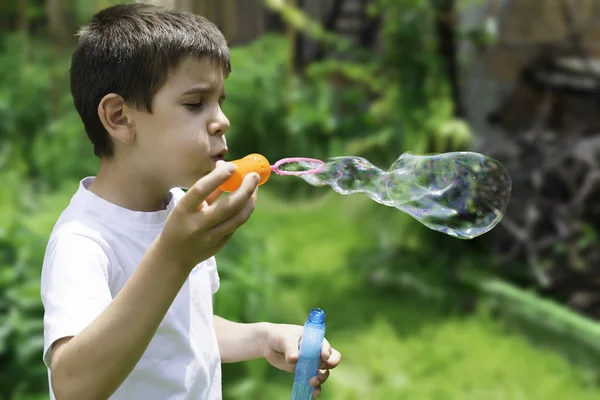 Niño hace burbujas — Foto de Stock