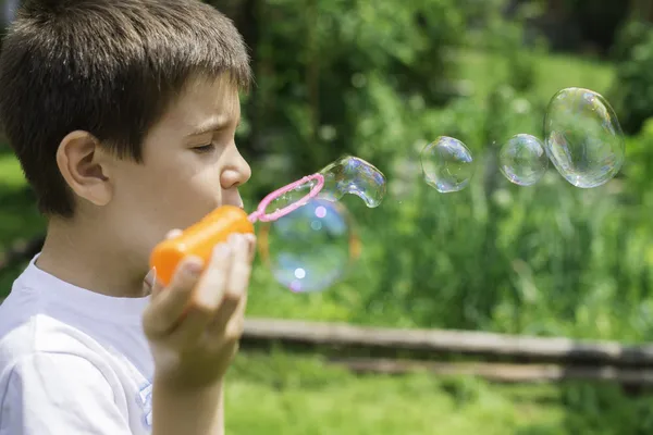 Dítě dělá bubliny — Stock fotografie