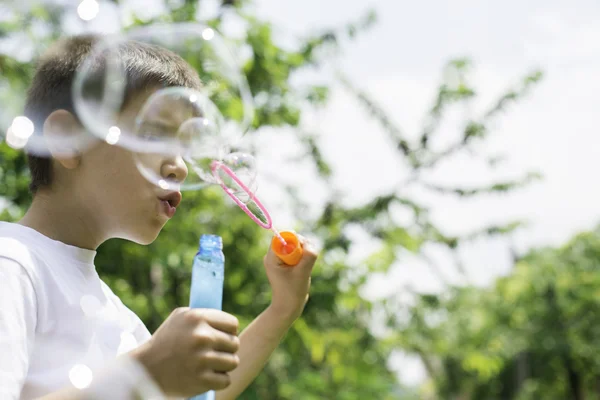 Criança faz bolhas — Fotografia de Stock