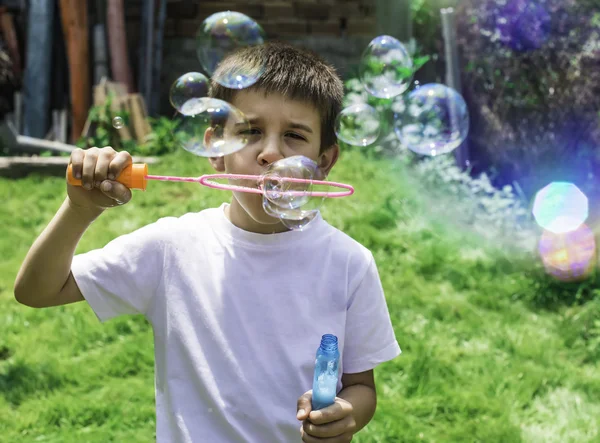 Niño hace burbujas — Foto de Stock