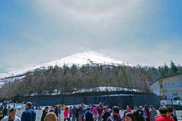 Mt. Fuji 5. İstasyonu Yoshida yolu güneşli bir günde buzla kaplı Fujinomiya yolu karla kaplı kule macerası pisti kış mevsimi stoklarında