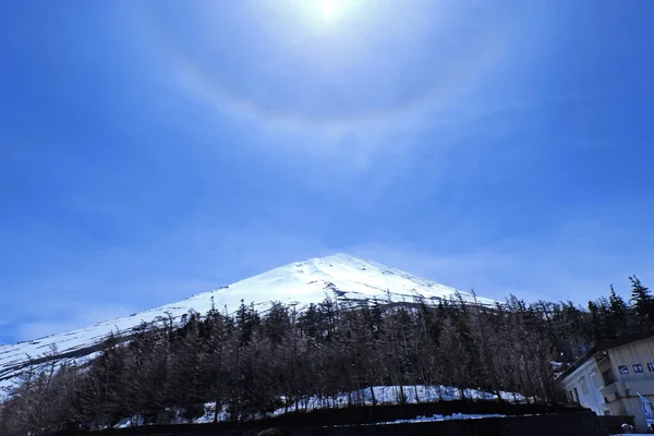 Mt. Fuji 5. İstasyonu Yoshida yolu güneşli bir günde buzla kaplı Fujinomiya yolu karla kaplı kule macerası pisti kış mevsimi stoklarında