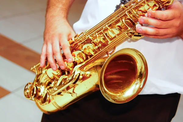 Саксофон и руки — стоковое фото