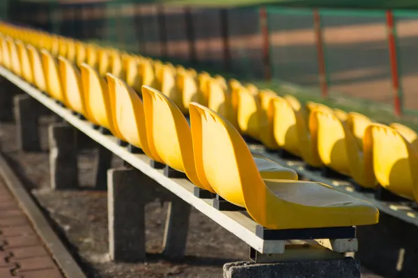 Cadeiras nas arquibancadas do estádio — Fotografia de Stock