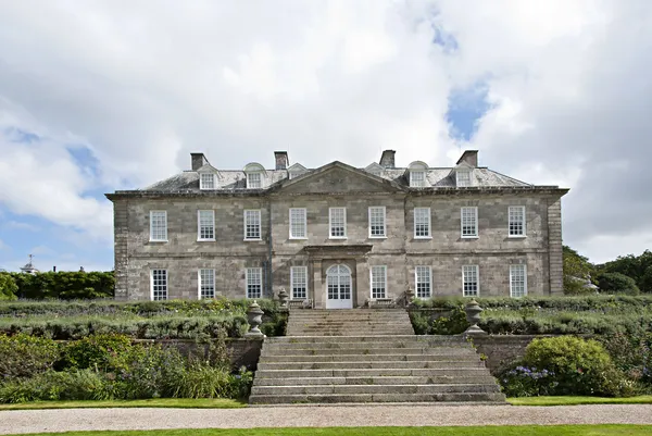 English Country House and Flowerbeds — Stock Photo, Image