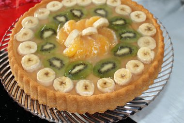 meyveli kek: kivi, muz, mandarin