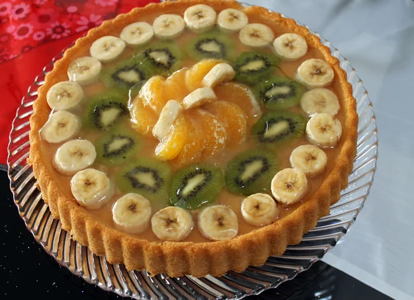 meyveli kek: kivi, muz, mandarin