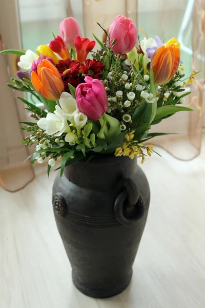 parlak bir buket çiçek vazo içinde