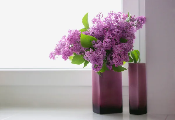 Flores Lilás Suporte Vaso Uma Janela Branca Belos Ramos Flores Imagem De Stock