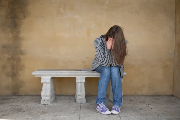 Mujer solitaria llorando en el banco — Foto de Stock