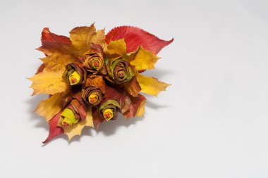Sonbahar yaprakları buketi