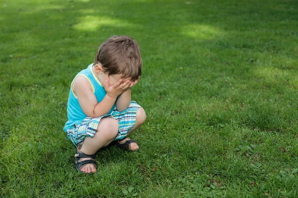 Kleiner Junge weint — Stockfoto