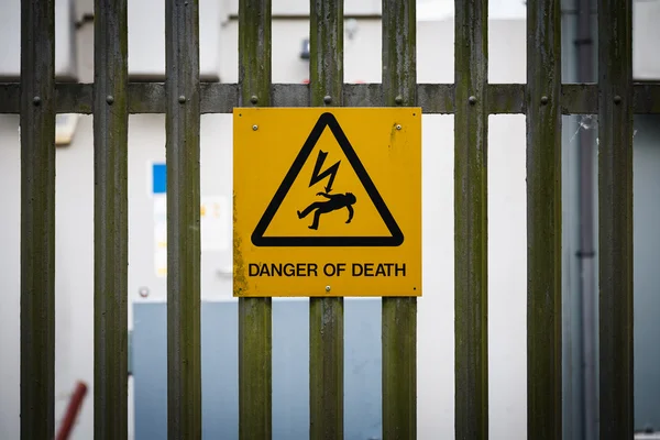 Schild am Zaun Lebensgefahr Stockbild