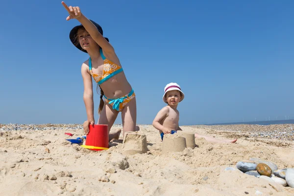 Enfants jouant sur la plage — Photo