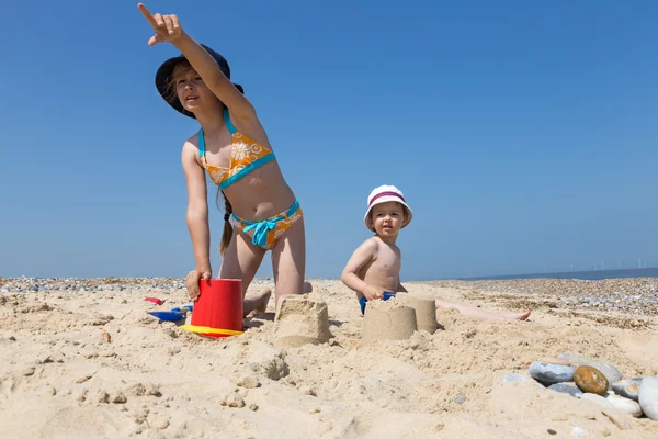 Barn som leker på stranden — Stockfoto