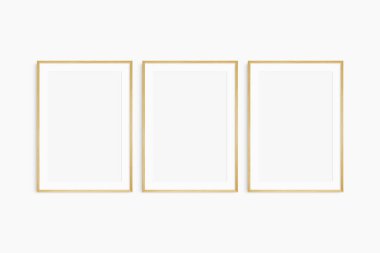 Çerçeve modeli 5x7, 50x70, A4, A3, A2, A1. Üç tane ince meşe ağacı çerçevesi. Galeri duvarı maketi, 3 kare seti. Temiz, modern, minimalist, parlak. Portre. Dikey. Passepartout / mat açılışı 2: 3 çerçeve oranı.