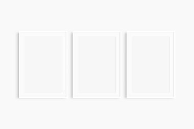Çerçeve modeli 5x7, 50x70, A4, A3, A2, A1. Üç tane ince beyaz çerçeve. Galeri duvarı maketi, 3 kare seti. Temiz, modern, minimalist, parlak. Portre. Dikey. Passepartout / mat açılışı 2: 3 çerçeve oranı.