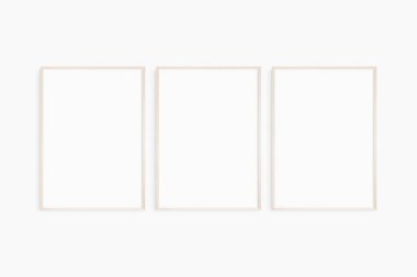 Çerçeve modeli 5x7, 50x70, A4, A3, A2, A1. Üç tane ince, hafif ahşap çerçeve. Galeri duvarı maketi, 3 kare seti. Temiz, modern, minimalist, parlak. Portre. Dikey.