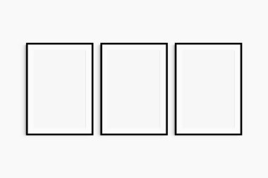 Çerçeve modeli 5x7, 50x70, A4, A3, A2, A1. Üç ince siyah çerçeve seti. Galeri duvarı maketi, 3 kare seti. Temiz, modern, minimalist, parlak. Portre. Dikey. Passepartout / mat açılışı 2: 3 çerçeve oranı.