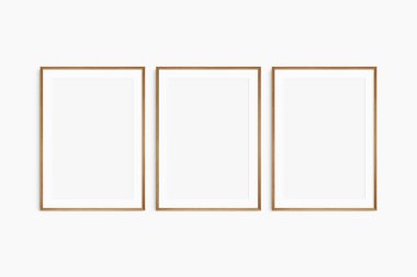 Çerçeve modeli 5x7, 50x70, A4, A3, A2, A1. Üç tane ince kiraz ağacı çerçevesi. Galeri duvarı maketi, 3 kare seti. Temiz, modern, minimalist, parlak. Portre. Dikey. Passepartout / mat açılışı 2: 3 çerçeve oranı.