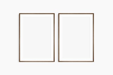 Çerçeve modeli 5x7, 50x70, A4, A3, A2, A1. İki tane ince, koyu kahverengi ceviz ağacı çerçevesi. Galeri duvarı maketi, 2 kare set. Temiz, modern, minimalist, parlak. Portre. Dikey. Passepartout / mat açılışı 2: 3 çerçeve oranı.